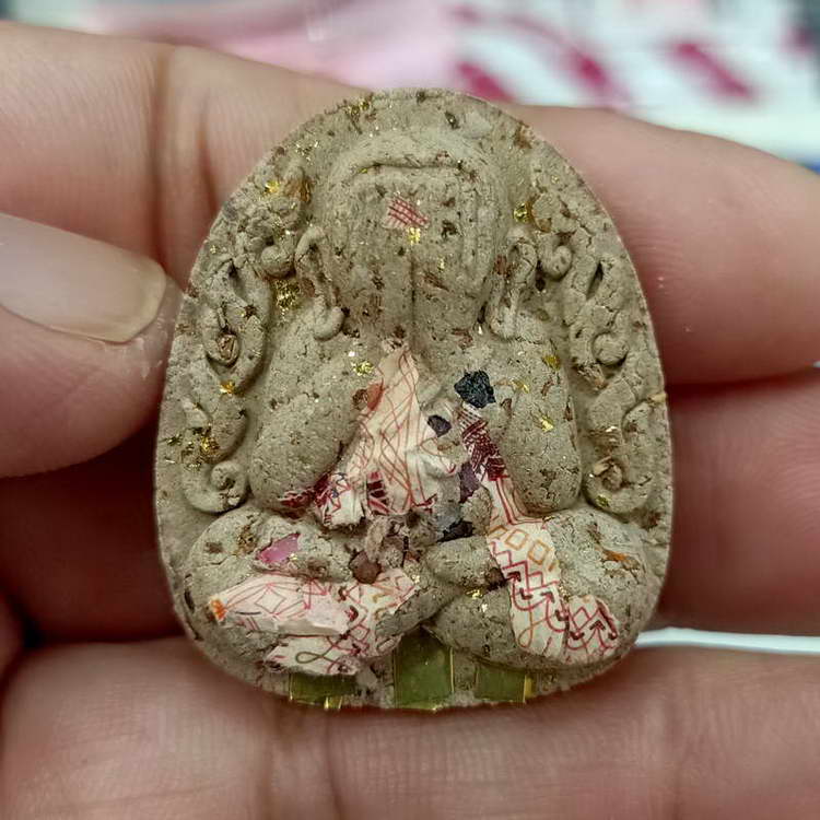 พิมพ์พระปิดตากนกข้างบูชาครู หลวงปู่โต๊ะ ออกโดยหลวงพ่อนงค์ วัดบางน้ำชน ฝั่งธนบุรี จ.กรุงเทพ ปี 2565