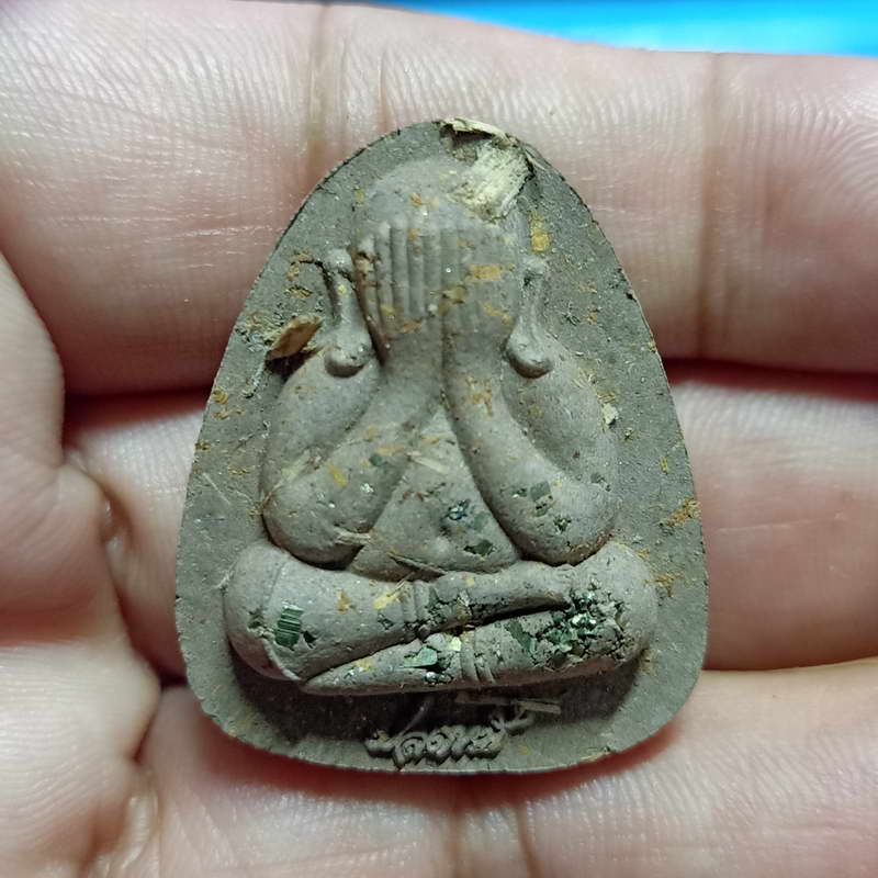 พระปิดตาปลดหนี้ รวย รวย รวย หลวงพ่อพัฒน์ วัดห้วยด้วน จ.นครสวรรค์ ปี 2564 เนื้อเทาผงธูป โรยมวลสาร