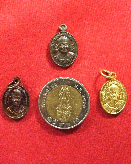  เหรียญเม็ดแตง หลวงปู่ไม อินทสิริ วัดป่าหนองช้างคาว จ.อุดรธานี