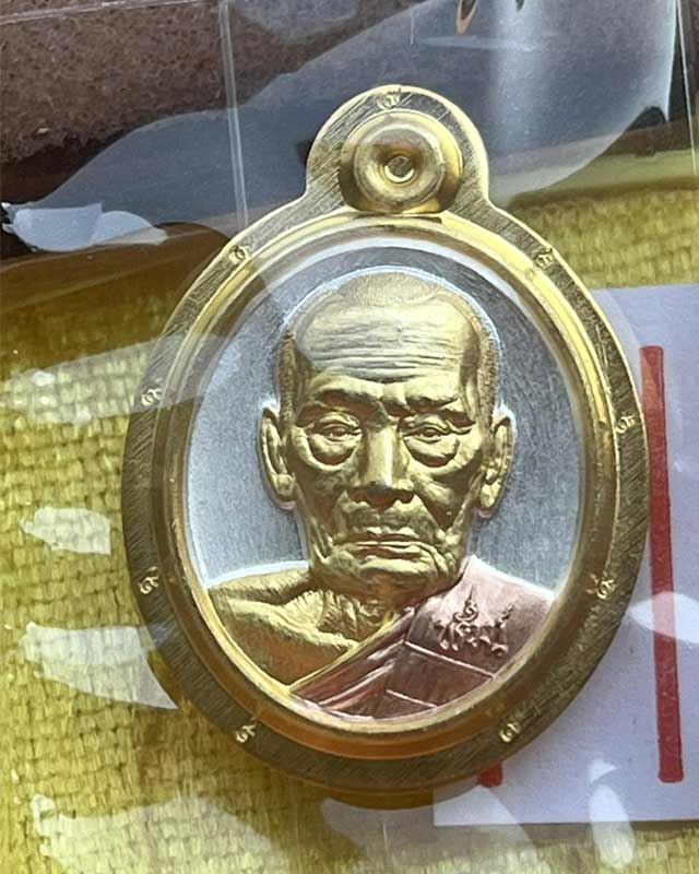 หลวงพ่อพัฒน์ ปุญฺญกาโม วัดห้วยด้วน จ.นครสวรรค์ รุ่น เลื่อนสมณศักดิ์ ชุดทองคำ หายาก