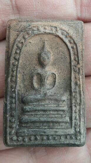 พระสมเด็จพิมพ์รัศมี ไข่ปลาข้างเม็ด หลังปลาดุก หลวงพ่อกวย วัดโฆสิตาราม ออกวัดหนองอีดุก เคาะเดียว   