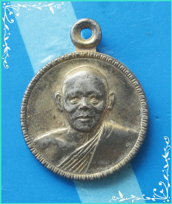 ...ลพ.แพ วัดพิกุลทอง เหรียญกลมเล็กครึ่งองค์ กะไหล่ทอง หลังยันต์ดอกพิกุล ปี 29...
