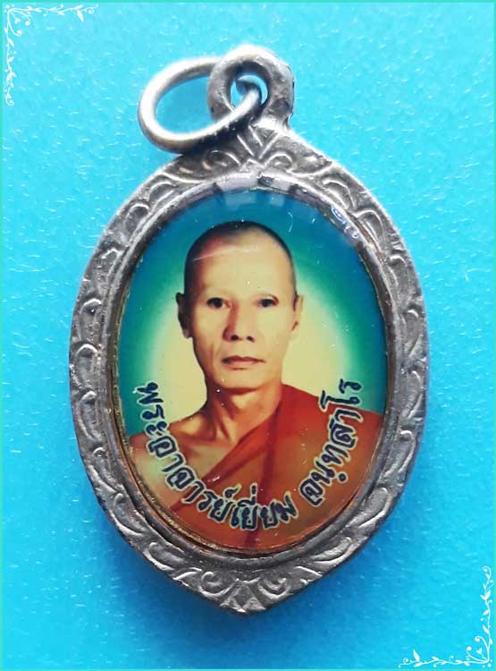 ..ลพ.เยี่ยม วัดน้ำโจน กจ. ล็อคเก็ตสี ครึ่งองค์ หลังยันต์..