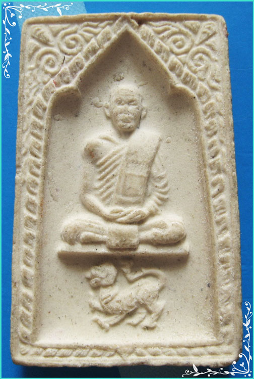 ..ลพ.บุญมี วัดสิงห์ทอง ลบ. พระผงรูปเหมือน นั่งซุ้ม เนื้อผงเก่าๆ หลังยันต์ห้า..