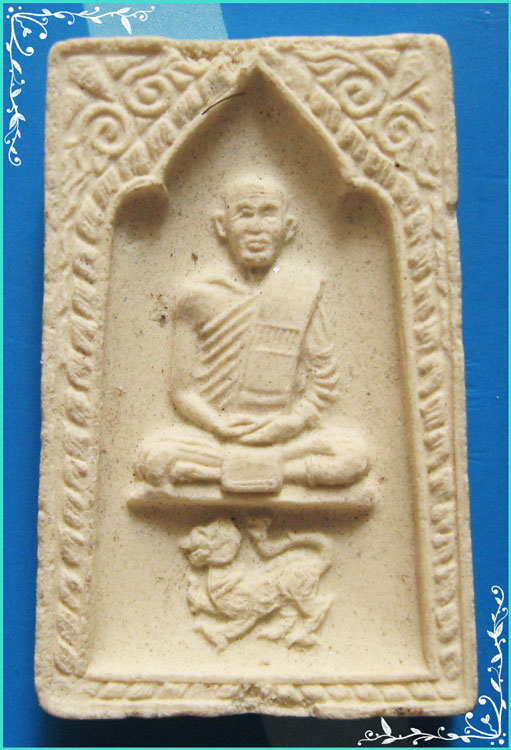 ..ลพ.บุญมี วัดสิงห์ทอง ลบ. พระผงรูปเหมือน นั่งซุ้ม เนื้อผงเก่าๆ หลังยันต์ห้า..