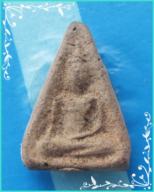 ..ลป.หอม วัดบางเตยกลาง ปท. พระนางพญา พิมพ์มารวิชัย เนื้อดินเผา หลังเรียบ พิมพ์จิ๋ว สีแดง..