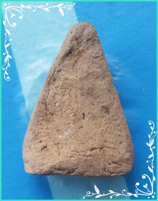 ..ลป.หอม วัดบางเตยกลาง ปท. พระนางพญา พิมพ์มารวิชัย เนื้อดินเผา หลังเรียบ พิมพ์จิ๋ว สีแดง..