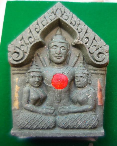 หลวงพ่อชื่น วัดตาอี พระขุนแผน รุ่น รับทรัพย์ เนื้อเขียวผสมกากยายักษ์ผงเกสรผสมอิธิเจ ฝังพลอยตะกรุด ด้