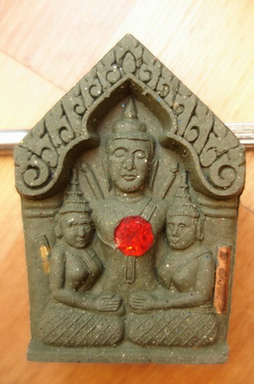 หลวงพ่อชื่น วัดตาอี พระขุนแผน รุ่น รับทรัพย์ เนื้อเขียวผสมกากยายักษ์ผงเกสรผสมอิธิเจ ฝังพลอยตะกรุด ด้