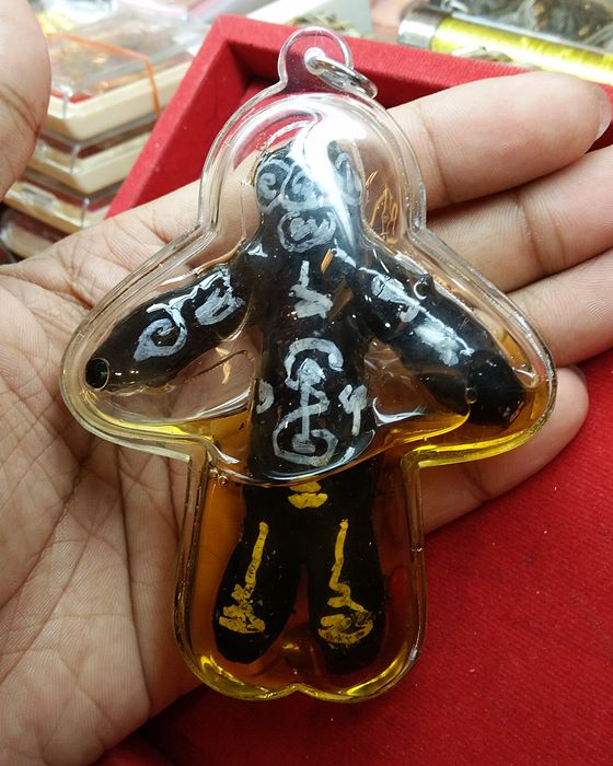 หุ่นพยนต์ไอ้เก้งก้าง (แบบโบราณ เต็มสูตร เลี่ยมน้ำมัน) ขนาดตัวเท่าฝ่ามือ หลวงพ่อปุ่น วัดป่าบ้านสังข์