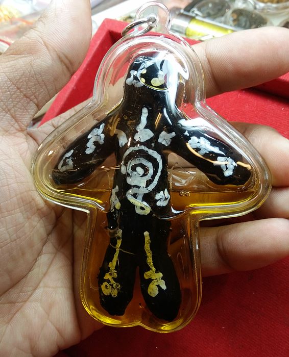 หุ่นพยนต์ไอ้เก้งก้าง (แบบโบราณ เต็มสูตร เลี่ยมน้ำมัน) ขนาดตัวเท่าฝ่ามือ หลวงพ่อปุ่น วัดป่าบ้านสังข์