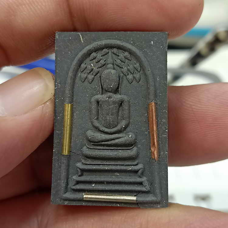 สมเด็จปรกโพธิ์ หลวงปู่โต๊ะ วัดถ้ำสิงโตทอง จ.ราชบุรี ปี 2565 เนื้อผงสีดำ ตะกรุด 3 ดอก หมายเลข11