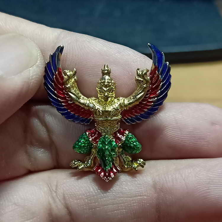 พญาครุฑ หลวงปู่หมุน วัดบ้านจาน จ.ศรีสะเกษ กะไหล่ทองลงยา 3 สี แถมยกลัง รุ่นรวยพันล้าน หมายเลข 301 