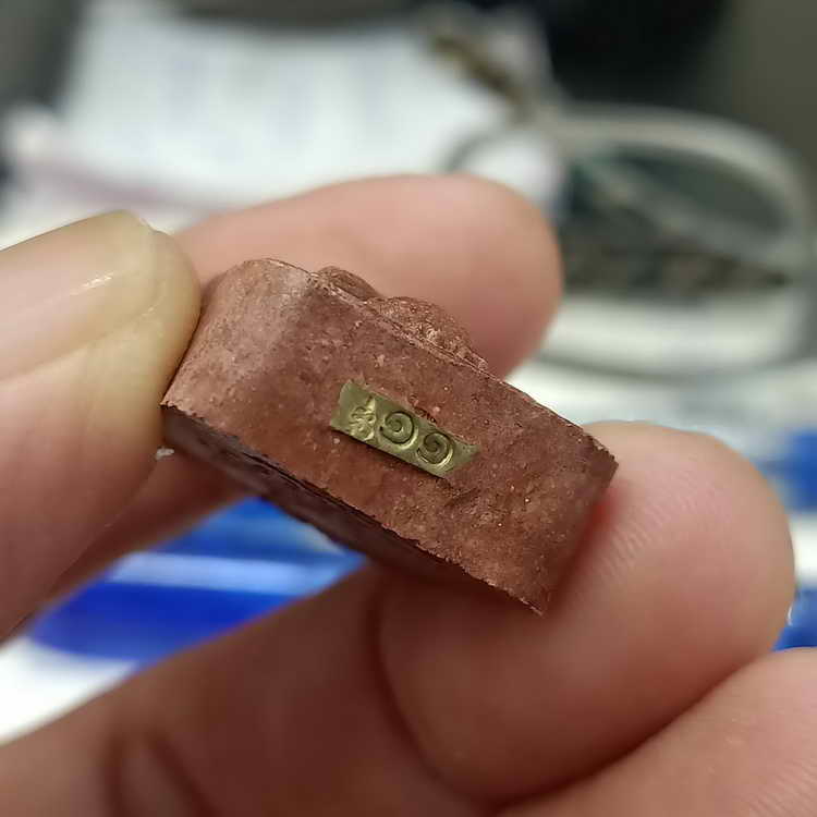 พระผง เจ้าสัว 5 แผ่นดิน ทีม 11 เสือ หลวงพ่อพัฒน์ วัดห้วยด้วน จ.นครสวรรค์ เนื้อผงว่านชานหมาก