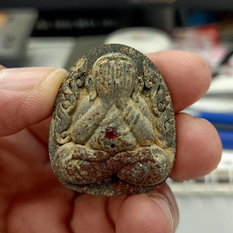 พิมพ์พระปิดตากนกข้างบูชาครู หลวงปู่โต๊ะ ออกโดยหลวงพ่อนงค์ วัดบางน้ำชน ฝั่งธนบุรี จ.กรุงเทพ ปี 2565