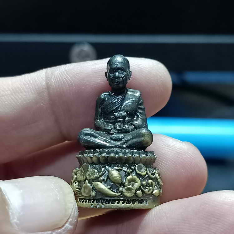 รูปหล่อฐานปูปลา รุ่นบารมี 88 หลวงพ่อรวย วัดมาบตาพุด จ.ระยอง องค์รมดำฐานซาติน ฝังตะกรุด 1 ดอก รก.9#27