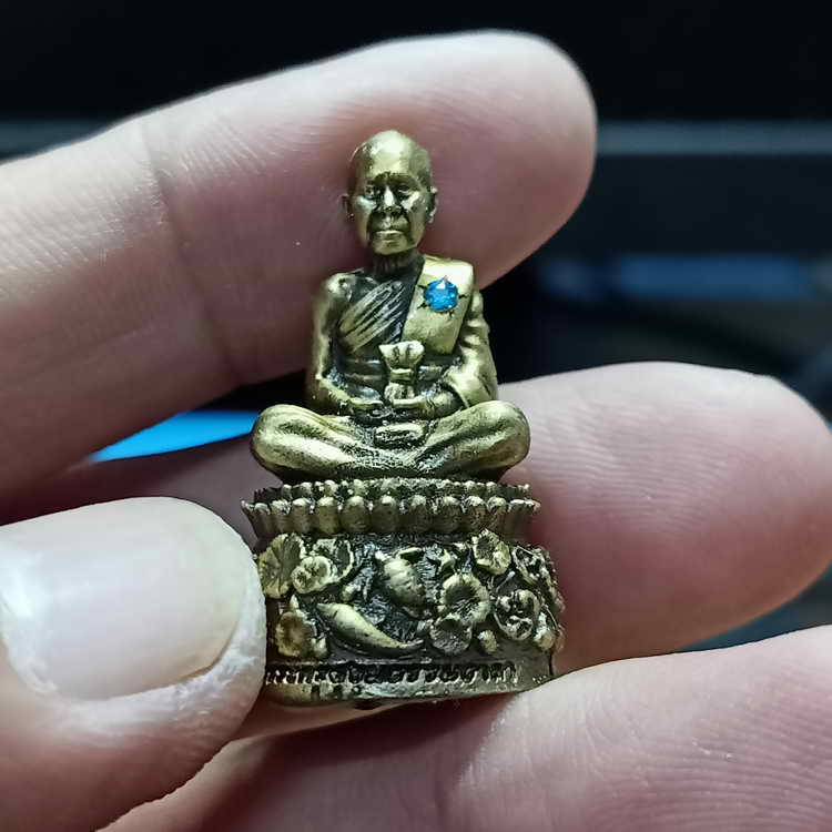 รูปหล่อฐานปูปลา รุ่นบารมี 88 หลวงพ่อรวย วัดมาบตาพุด จ.ระยอง องค์ทองเหลืองซาตินฝังพลอย ฝังตะกรุด 1