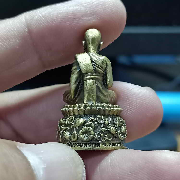 รูปหล่อฐานปูปลา รุ่นบารมี 88 หลวงพ่อรวย วัดมาบตาพุด จ.ระยอง องค์ทองเหลืองซาตินฝังพลอย ฝังตะกรุด 1