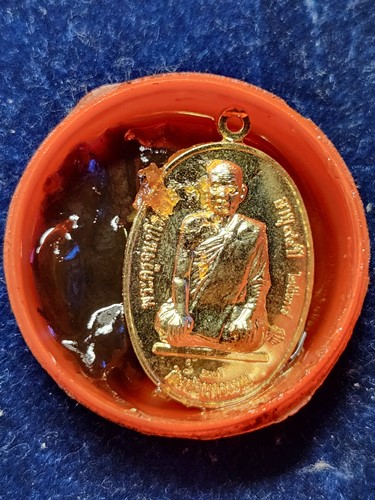 วัดป่าข่อย อ.สวรรดโลก จ.สุโขทัย สีผึ้ง หลวงปู่จันทร์ พร้อมเหรียญ