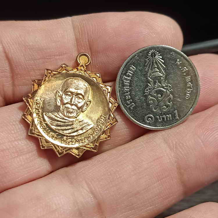 เหรียญ 16 แฉก ประกายแสน หลวงปู่แสน วัดบ้านหนองจิก จ.ศรีสะเกษ ปี 2560 เนื้อนวะพรายเงิน หมายเลข 214