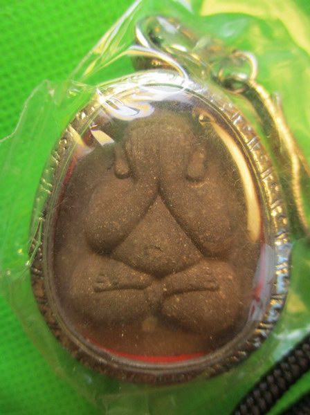 แถมกรอบลายพร้อมแหนบ๒๒๒รุ่นประสพการณ์รอดตายจากสึนามิภูเก็ต2547////สุดยอดพระผงปิดตาเนื้อว่านยาผงพุทธคุ