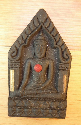 หลวงพ่อชื่น วัดตาอี พระขุนแผน รุ่น รับทรัพย์ เนื้อกากยายักษ์ผงเกสรผสมอิธิเจ ฝังพลอยตะกรุด มีจีวรด้าน