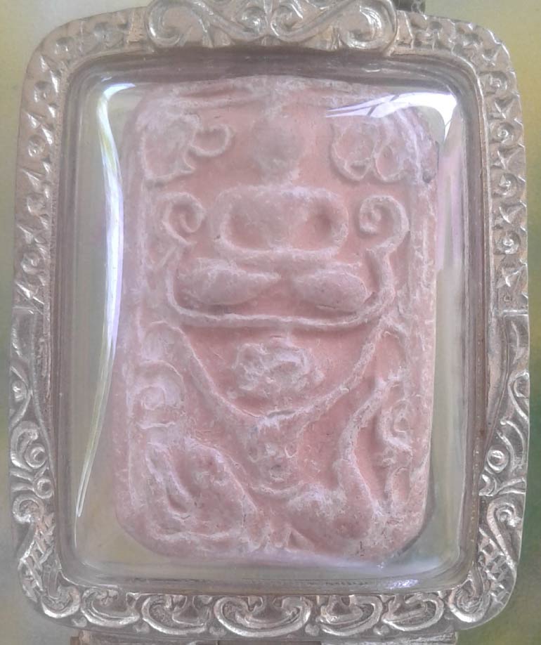 พระพิมพ์หลวงพ่อปาน  พิมพ์ทรงหนุมาน เนื้อดิน ปี 2518 เลี่ยมกันน้ำพร้อมใช้ จ.อยุธยา หลวงพ่อฤษีลิงดำเสก