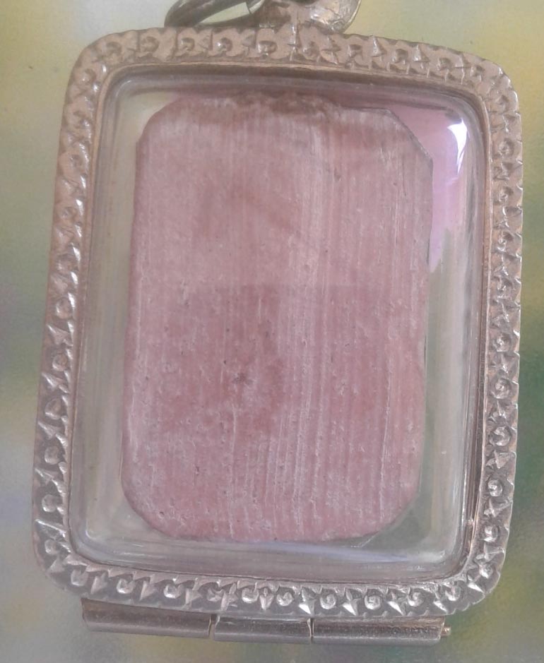 พระพิมพ์หลวงพ่อปาน  พิมพ์ทรงหนุมาน เนื้อดิน ปี 2518 เลี่ยมกันน้ำพร้อมใช้ จ.อยุธยา หลวงพ่อฤษีลิงดำเสก