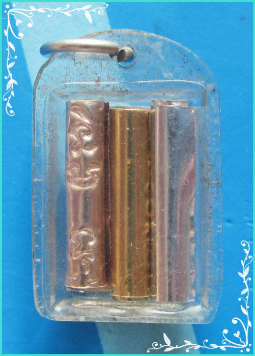 ...ลพ.ขอม วัดไผ่โรงวัว สพ. รูปถ่ายสี พิมพ์ครึ่งองค์ หลังตะกรุดสามดอก เลี่ยมเดิม...