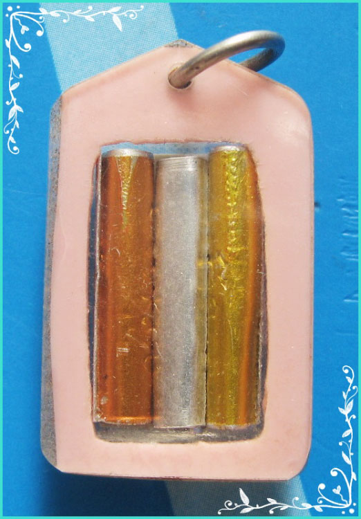 ...ลพ.จอน รูปถ่ายสีซีเปีย พิมพ์ครึ่งองค์ หลังตะกรุดสามดอก เลี่ยมเดิมๆ ไม่ทราบที่...