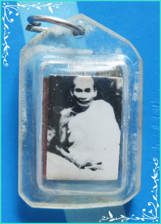 ...ลพ.เคลือบ วัดหนองกระดี่ อธ. รูปถ่ายขาวดำ หลังตะกรุดสามดอก เลี่ยมเดิม...