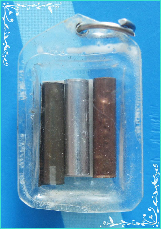 ...ลพ.เคลือบ วัดหนองกระดี่ อธ. รูปถ่ายขาวดำ หลังตะกรุดสามดอก เลี่ยมเดิม...