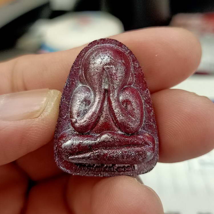 พระปิดตาหลังแบบ รุ่นเลื่อนสมณศักดิ์ 101 ปี หลวงพ่อพัฒน์ วัดห้วยด้วน จ.นครสวรรค์ เนื้อว่านลงรัก