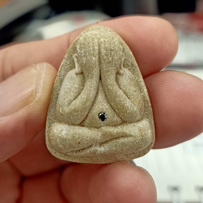 พระปิดตาปลดหนี้ ของขวัญ หลวงพ่อทอง วัดบ้านไร่ จ.นครราชสีมา ปี 2565 เนื้อผงน้ำมันสีขาว สะดืออุดพลอย