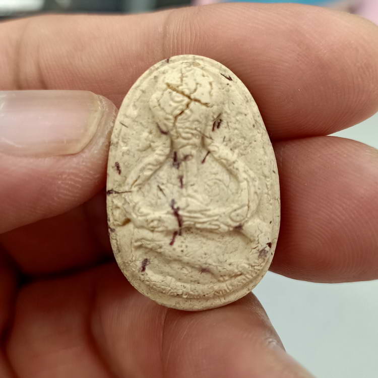 พระปิดตาน้ำเต้าเรียกทรัพย์ พลวงพ่อเก่ง วัดวังทรัพย์ อ.วังสมบูรณ์ จ.สระแก้ว เนื้อว่านข่าว มีจีวร 