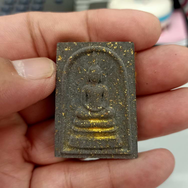 พระสมเด็จ 100 หลวงพ่อพัฒน์ วัดห้วยด้วน จ.นครสวรรค์ ปี 2564 เนื้อดำ โรยผงตะไบมวลสาร หมายเลข 3036 