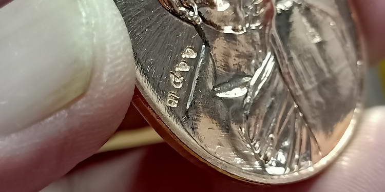  เหรียญอภิมหาทานบารมี หลวงพ่อหวั่น หลังเทพเจ้าแห่งความร่ำรวย วัดคลองคูณ จ.พิจิตร ปี 2558 เนื้อทองแดง