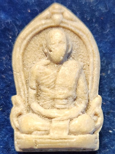 วัดกษัตริ์ตราธิราช จ. อยุธยา พระเนื้อผงน้ำมันผสมว่าน หลวงปู่เทียม  ปี2518