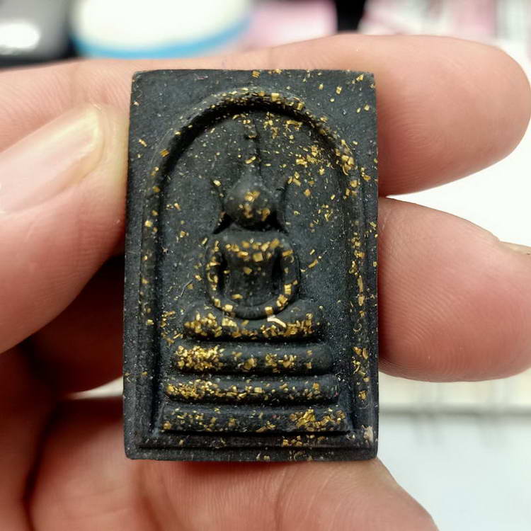 พระสมเด็จ หลวงปู่โต๊ะ วัดถ้ำสิงโตทอง จ.ราชบุรี ปี 2566 เนื้อสีดำ โรยตะไบทอง หมายเลข 99 กล่องเดิม ***