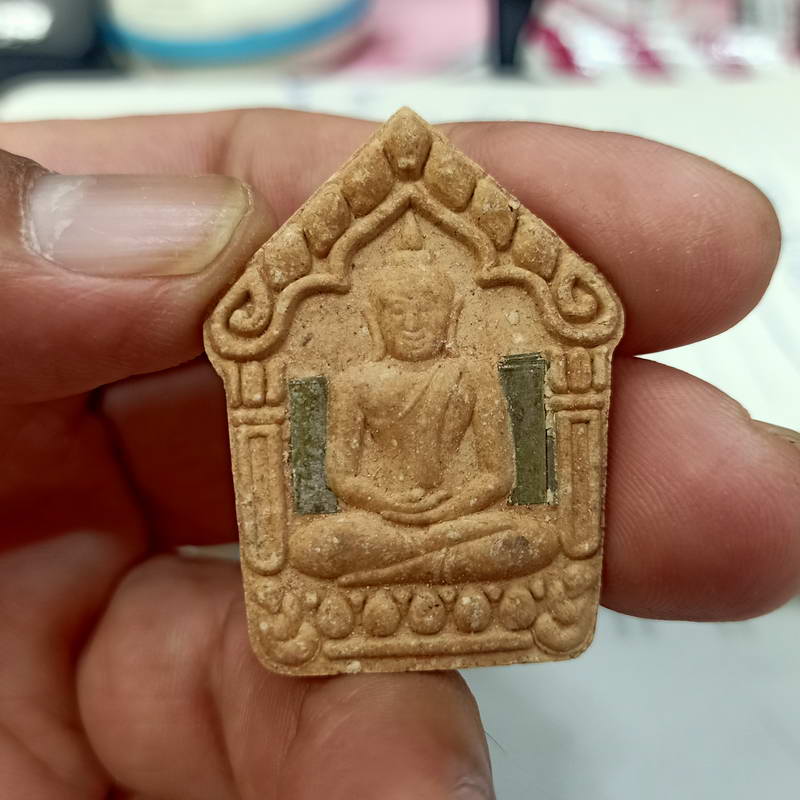 พระขุนแผนปฐวี นาคบาคก์ รุ่นรวยทรัพย์ หลวงปู่คำบุ จ.อุบลราชธานี ปี 2553 เนื่อผง ฝังตะกรุด หลังปิดเกศา