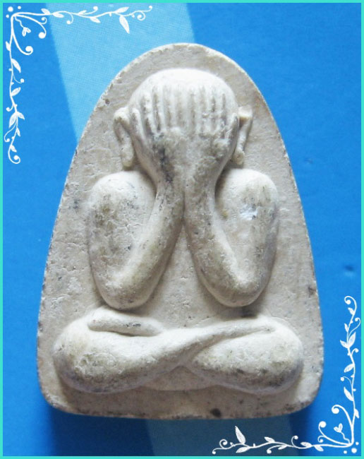 ..ลป.เกลี้ยง วัดเนินสุทธาวาส ชบ. พระปิดตามหาลาภ เนื้อผงเก่าๆ หลังยันต์หนุมาน..