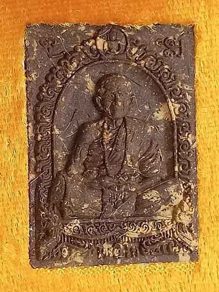 พระผงรูปเหมือนเต็มองค์ รุ่นเมตตา อายุยืน เนื้อผงน้ำพี้ปิดทอง หลวงปู่จันทร์ วัดน้ำแป้งวราราม