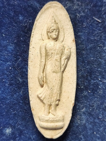 พระเครื่อง 25 พุทธศตวรรษ เนื้อดิน มีเดือยใต้ฐาน