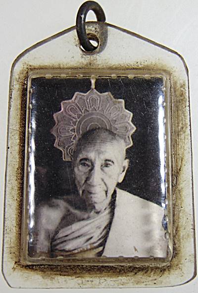 รูปถ่ายพัดยศหลวงพ่อทาบ วัดกระบกขึ้นผึ้ง จ.ระยอง สีผึ้งเขียว