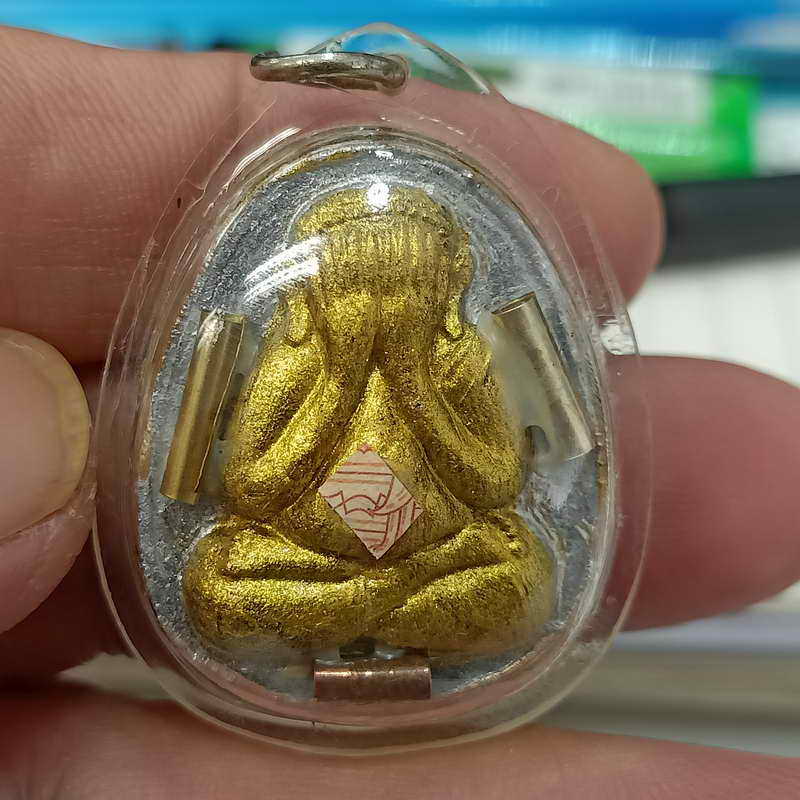 พระปิดตา ติดตะกรุด 3 ดอก หน้าทอง หลังเงิน ยันต์หลวงปู่โต๊ะ เลี่ยมพร้อมใช้ ใครทราบที่มาเก็บไป
