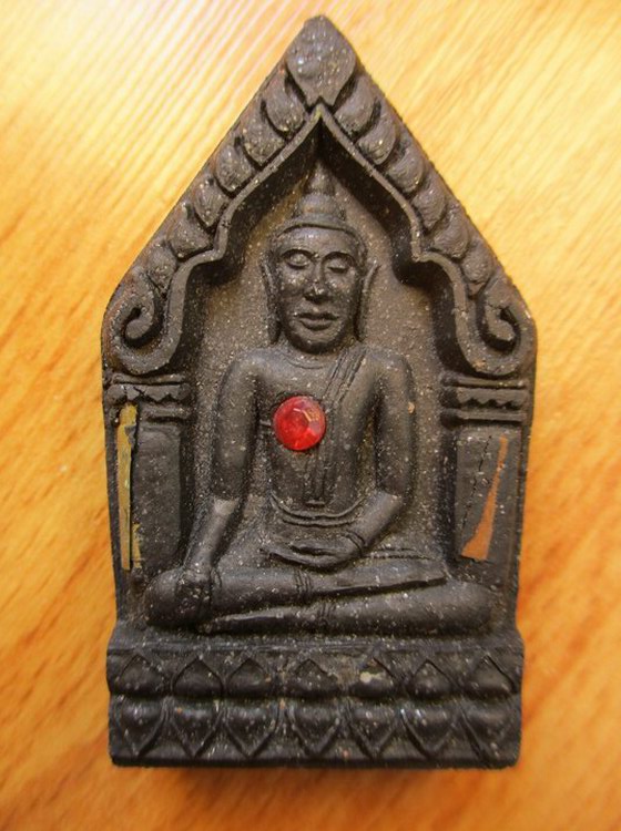 หลวงพ่อชื่น วัดตาอี พระขุนแผนว่านดำรุ่น รับทรัพย์ เนื้อกากยายักษ์ผงเกสรผสมอิธิเจ ฝังพลอยตะกรุด 