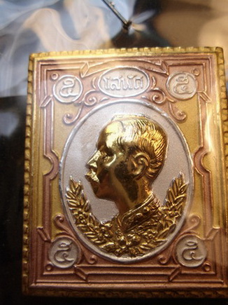 3กษัตรย์๑๑๑๑๑แสตมป์นะหน้าทองเหรียญเสด็จพ่อร.5หลังยันต์ณะหลวงพ่อเกษมเขมะโกสุสานไตรลักษณ์ลำปาง 15 เมย.