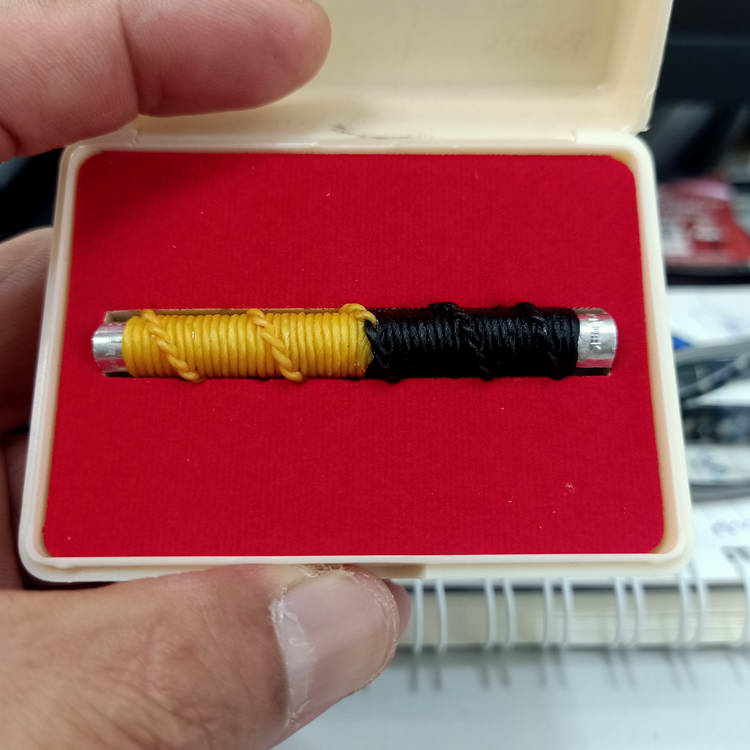 ตะกรุดนารายณ์แปลงรูป หลวงพ่อพัฒน์ วัดห้วยด้วน นครสวรรค์ ปี 2564 ถักเชือกเหลืองดำ ยาว 2.5 นิ้ว