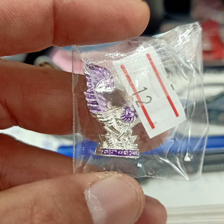 ไก่หงษ์ฟ้า รุ่นเงินไหลมา พิมพ์ 2 หลวงพ่อพัฒน์ วัดห้วยด้วน นครสวรรค์ ปี 2563 หมายเลข 424 กล่องเดิม