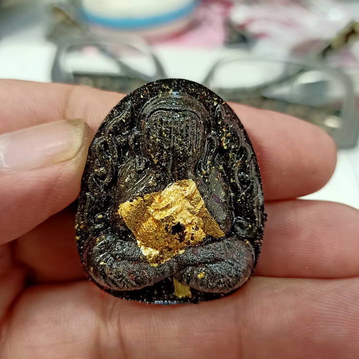 พิมพ์พระปิดตากนกข้างบูชาครู หลวงปู่โต๊ะ หลวงพ่อนงค์ วัดบางน้ำชน ธนบุรี จ.กรุงเทพ ปี 2565 เนื้อดำ